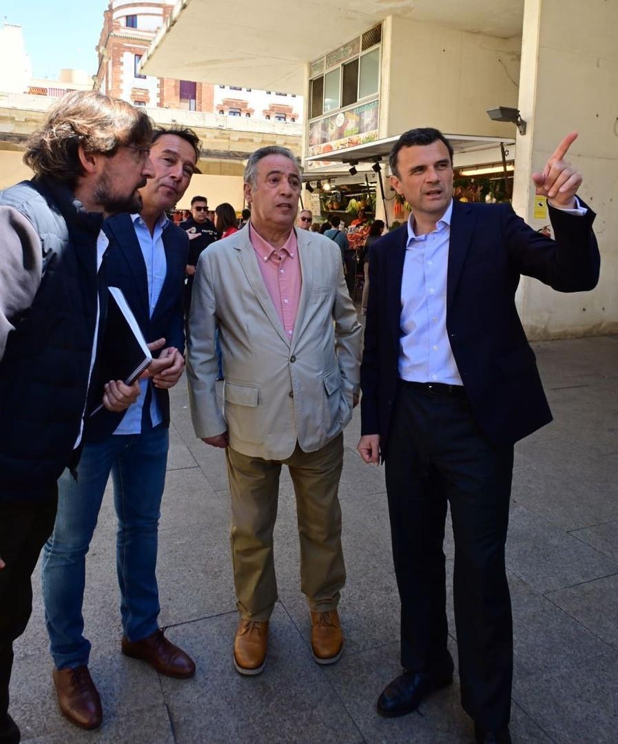 El alcalde de Cádiz, Bruno García, durante su visita a las obras del Mercado Central