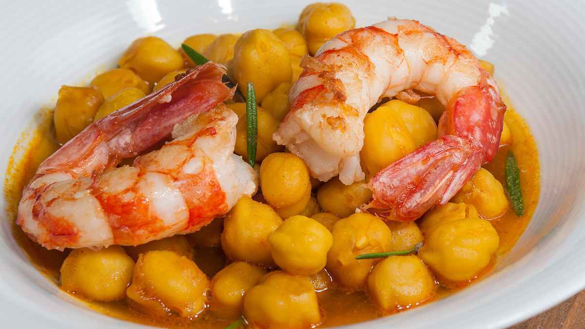 Guiso de garbanzos con langostinos