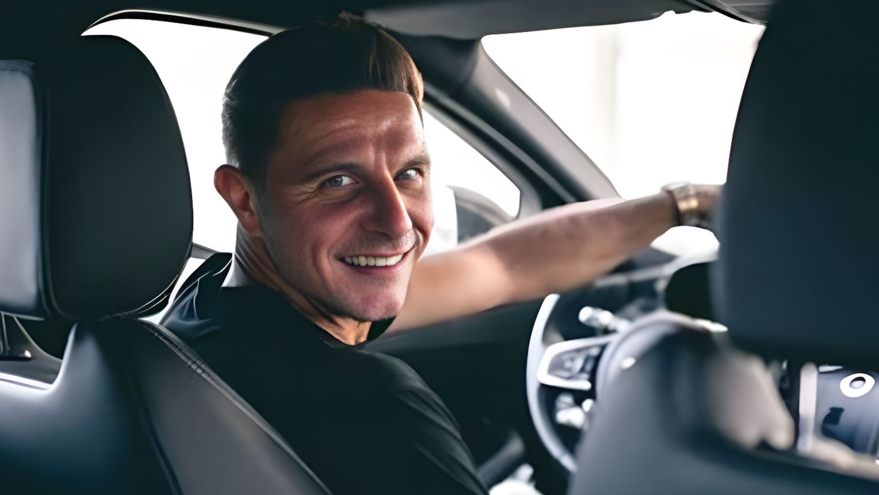 Joaquín Sánchez conduciendo su coche