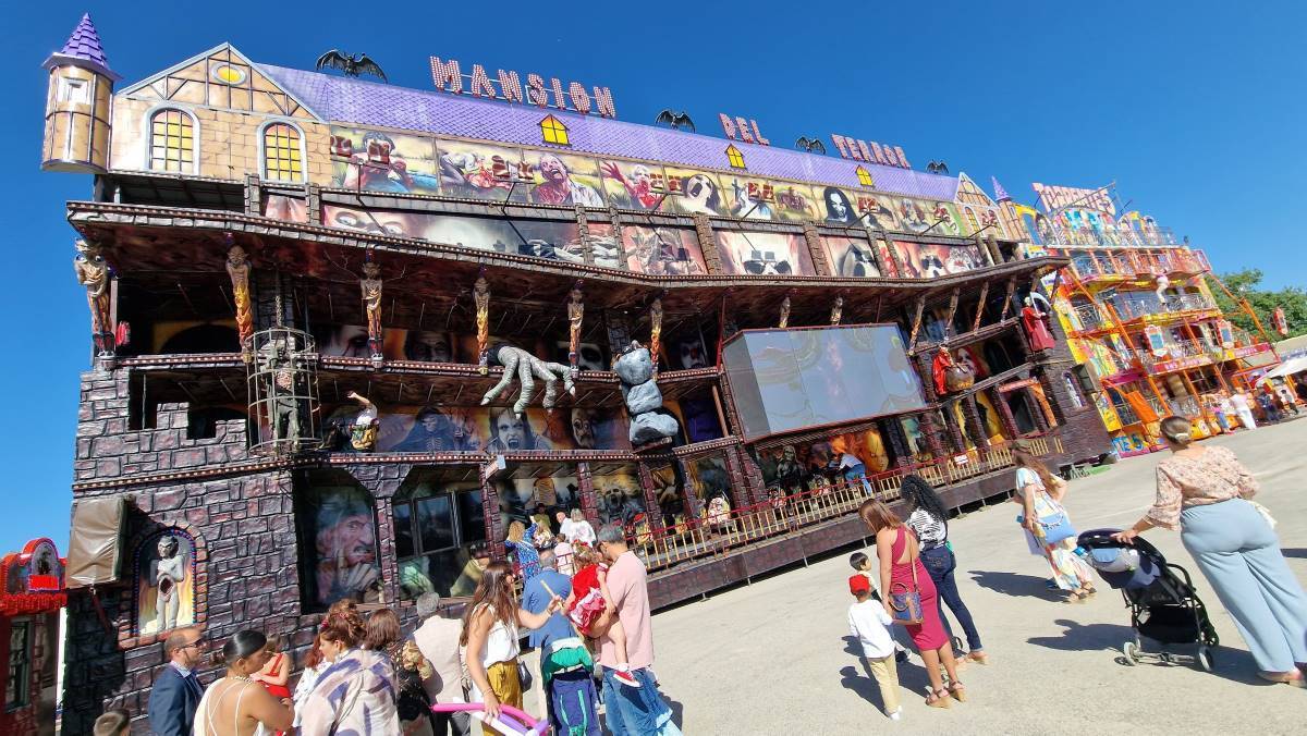 Atracción de la Mansión del Terror en la Feria del Caballo de Jerez