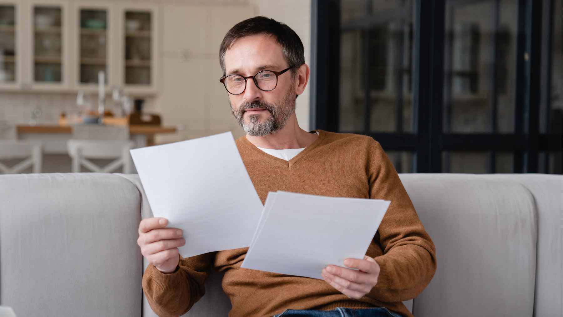 Un pensionista revisa el estado de su pensión de la Seguridad Social