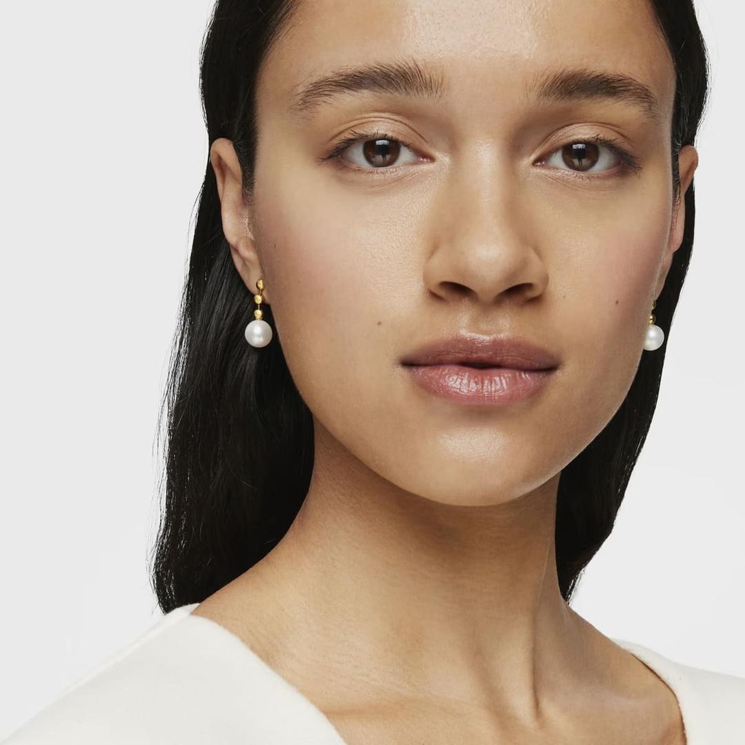 Los nuevos pendientes cortos de bolas con baño de oro 18 KT sobre plata y perla Gloss de Tous