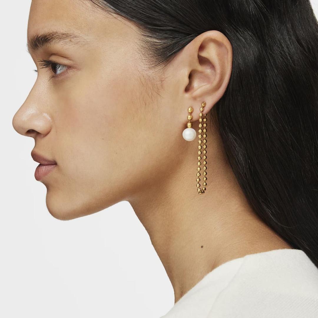 Los nuevos pendientes cortos de bolas con baño de oro 18 KT sobre plata y perla Gloss de Tous