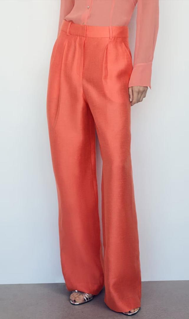 El nuevo pantalón de lino wideleg color naranja de Mango