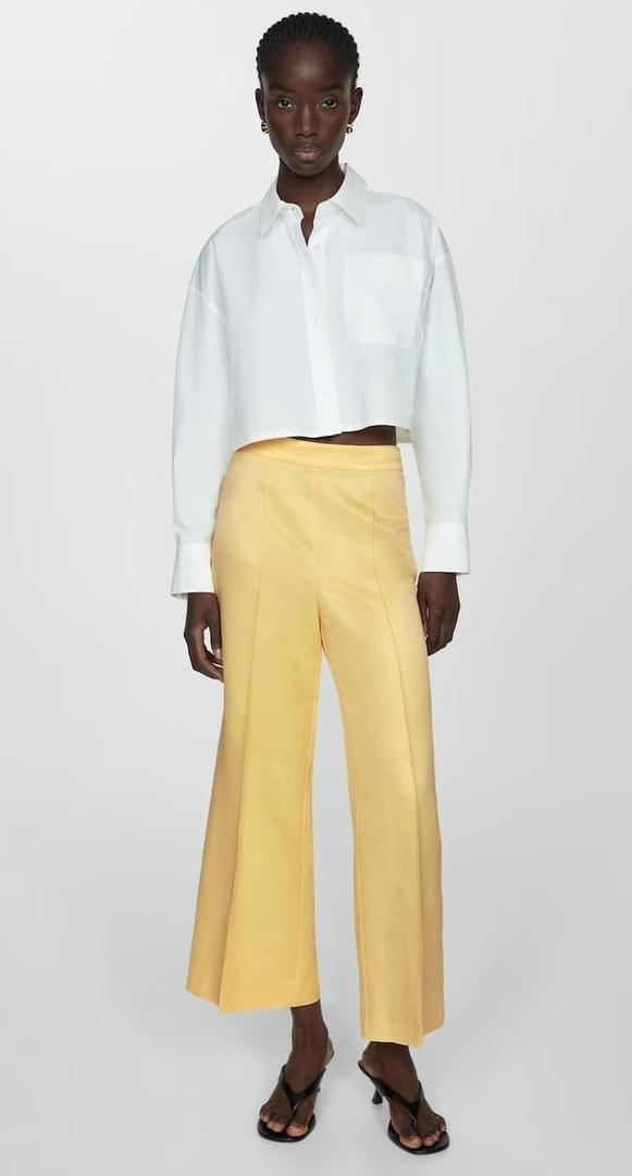 El nuevo pantalón flare con detalle plisado color amarillo pastel de Mango