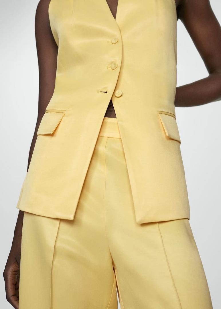 El nuevo pantalón flare con detalle plisado color amarillo pastel de Mango