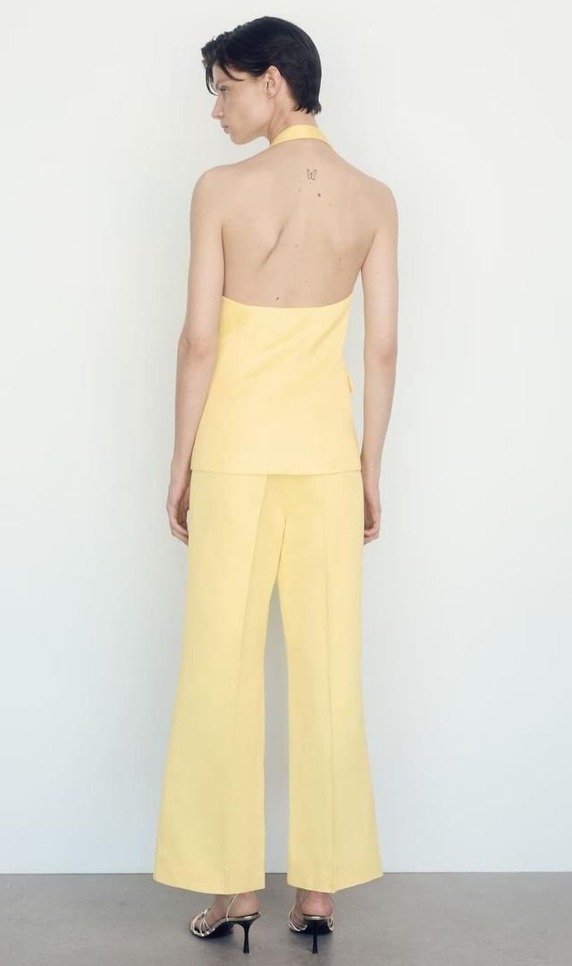 El nuevo pantalón flare con detalle plisado color amarillo pastel de Mango