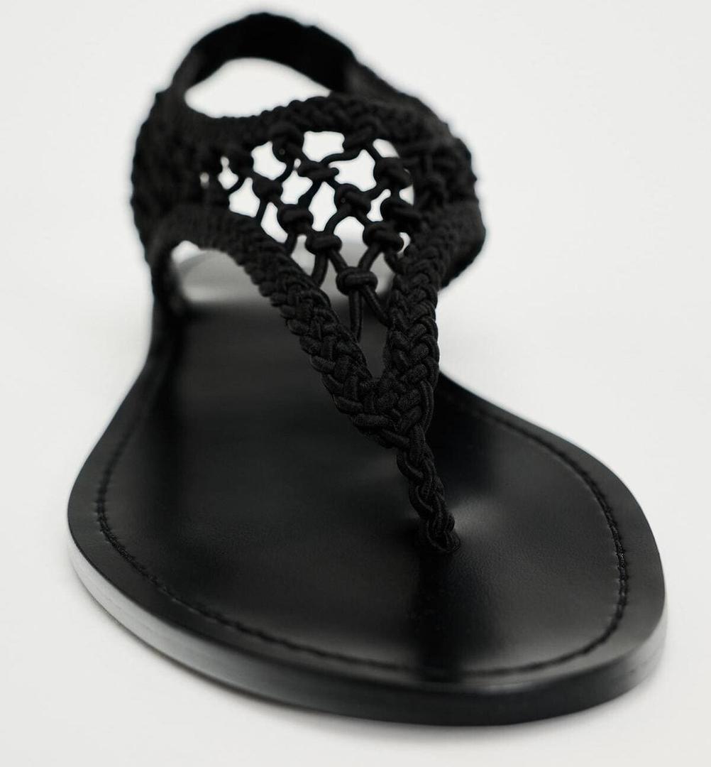Las sandalias planas con tejido entrelazado negras de Zara