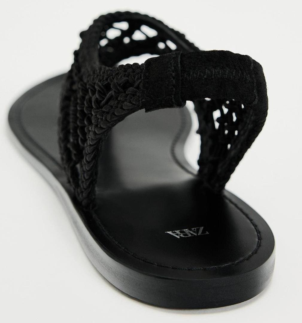 Las sandalias planas con tejido entrelazado negras de Zara