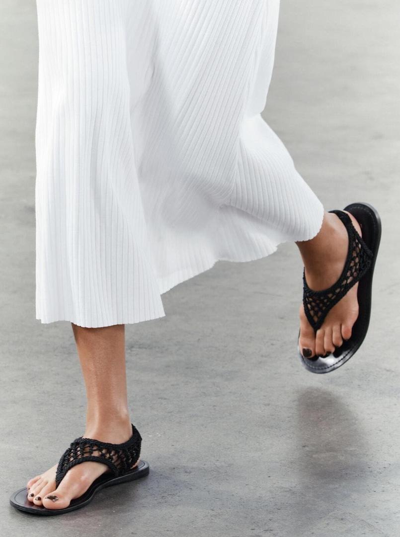 Las sandalias planas con tejido entrelazado negras de Zara