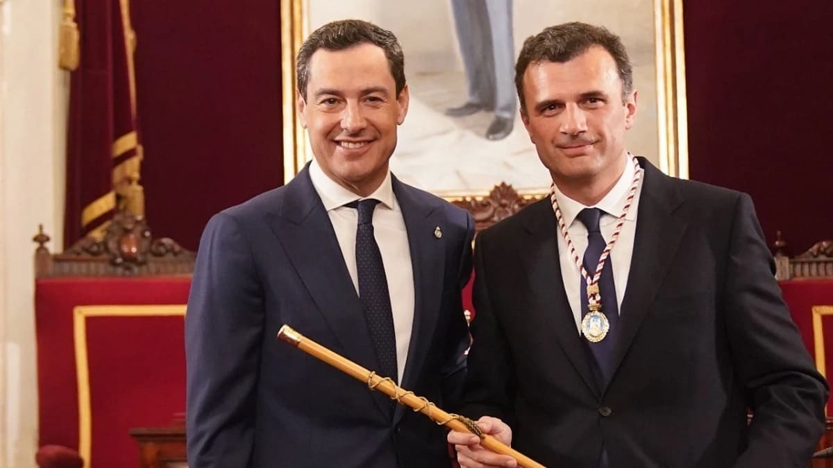 Bruno García, junto al presidente de la Junta de Andalucía Juanma Moreno