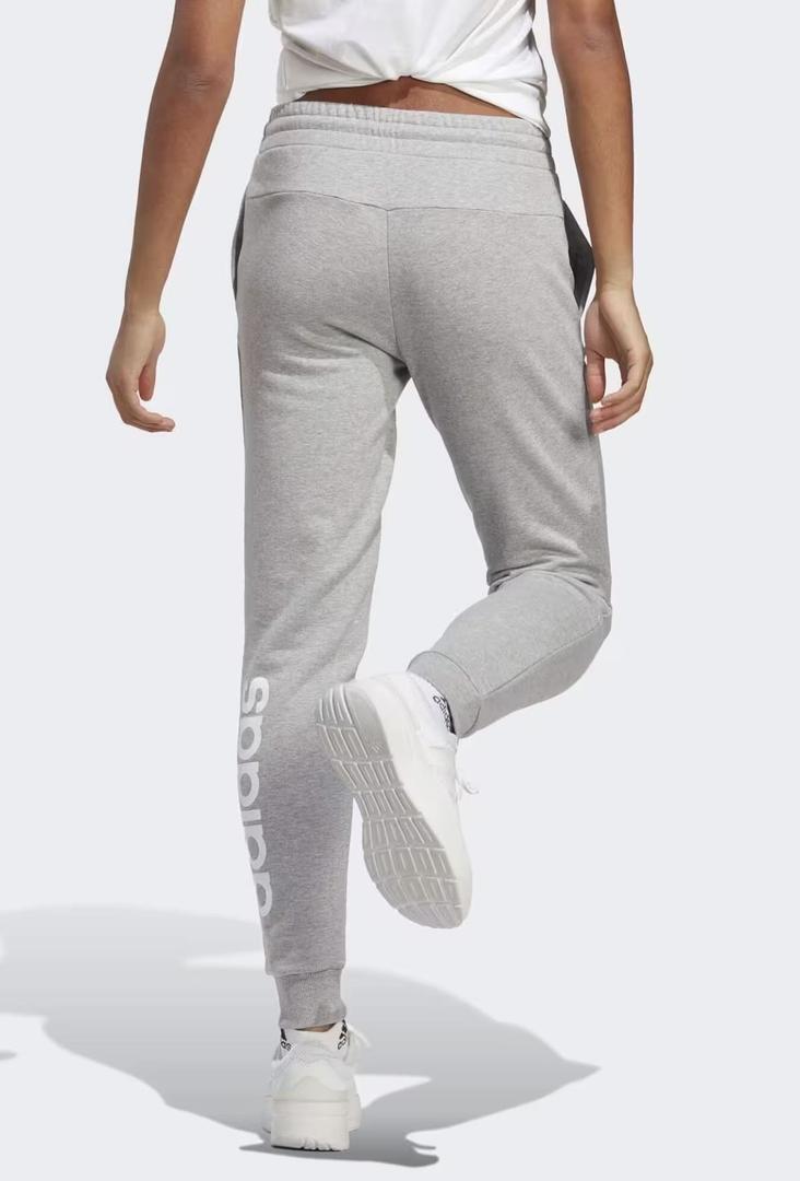 El pantalón Essentials Linear Frech Terry Cuffed de Adidas en Decathlon