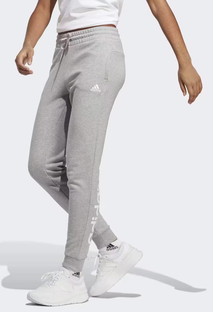 El pantalón Essentials Linear Frech Terry Cuffed de Adidas en Decathlon