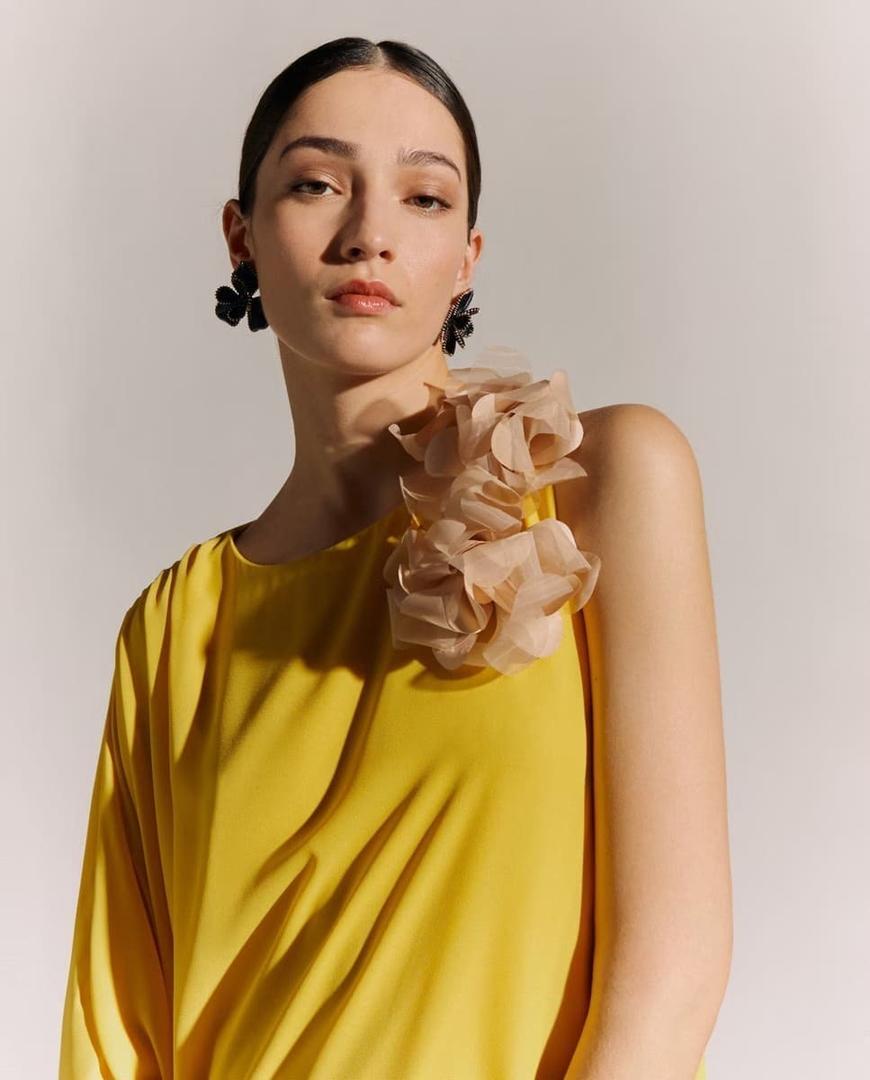El vestido largo fluido tipo túnica de color amarillo Woman Fiesta de El Corte Inglés