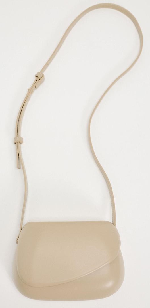 El bolso bandolera tipo caja minimal de Zara