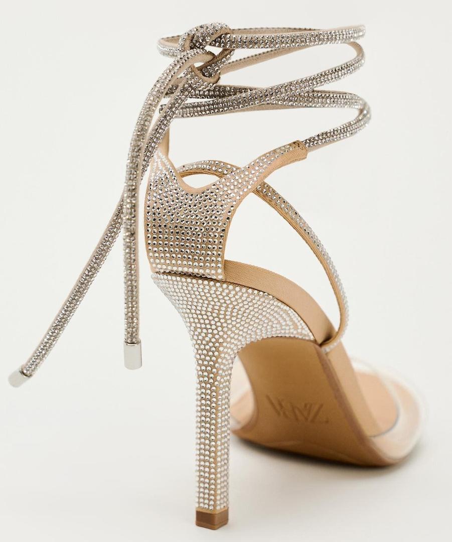 Las sandalias de vinilo con brillos de Zara