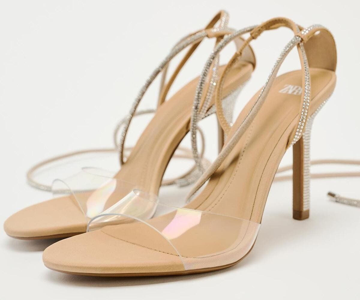 Las sandalias de vinilo con brillos de Zara