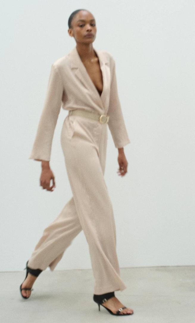 El mono satinado efecto arrugado de color beige de Zara