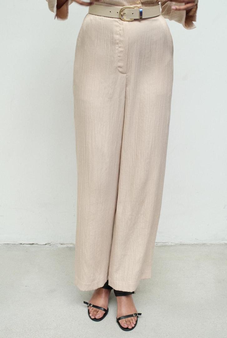 El mono satinado efecto arrugado de color beige de Zara