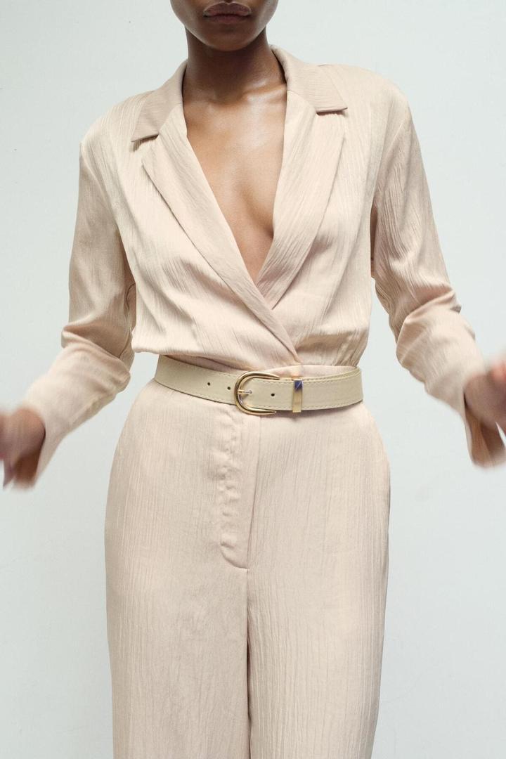 El mono satinado efecto arrugado de color beige de Zara