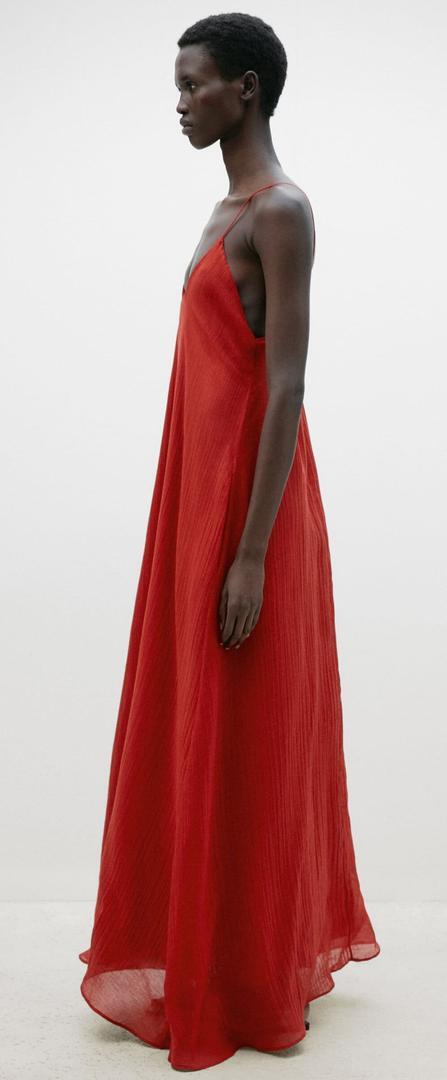 El vestido largo de tirantes rojo con detalle de escote de edición limitada de Massimo Dutti