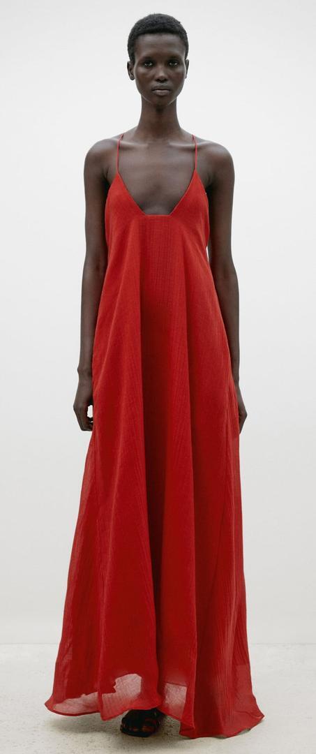 El vestido largo de tirantes rojo con detalle de escote de edición limitada de Massimo Dutti