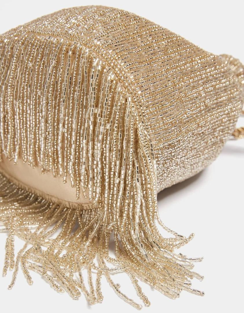El bolso saca con flecos y abalorios de color dorado de Pull&Bear