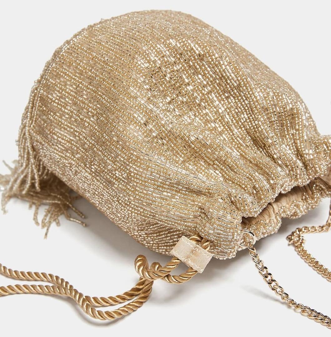 El bolso saca con flecos y abalorios de color dorado de Pull&Bear