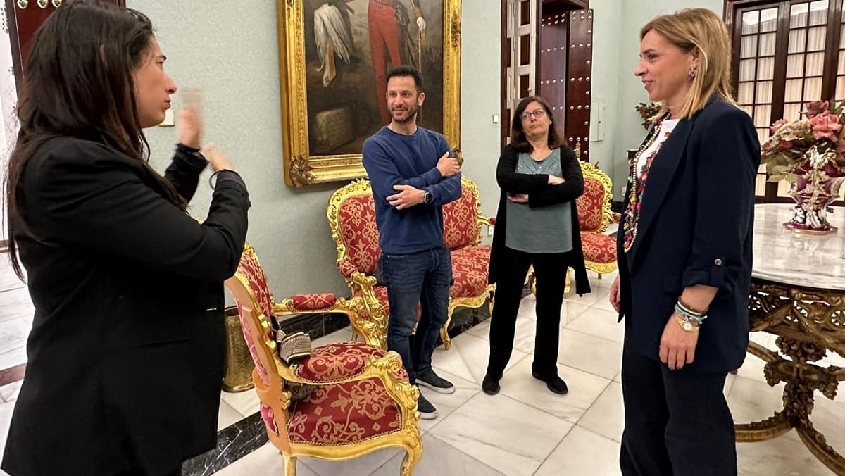 La presidenta de la Diputación de Cádiz, Almudena Martínez, junto a representantes de Apesorje (1)