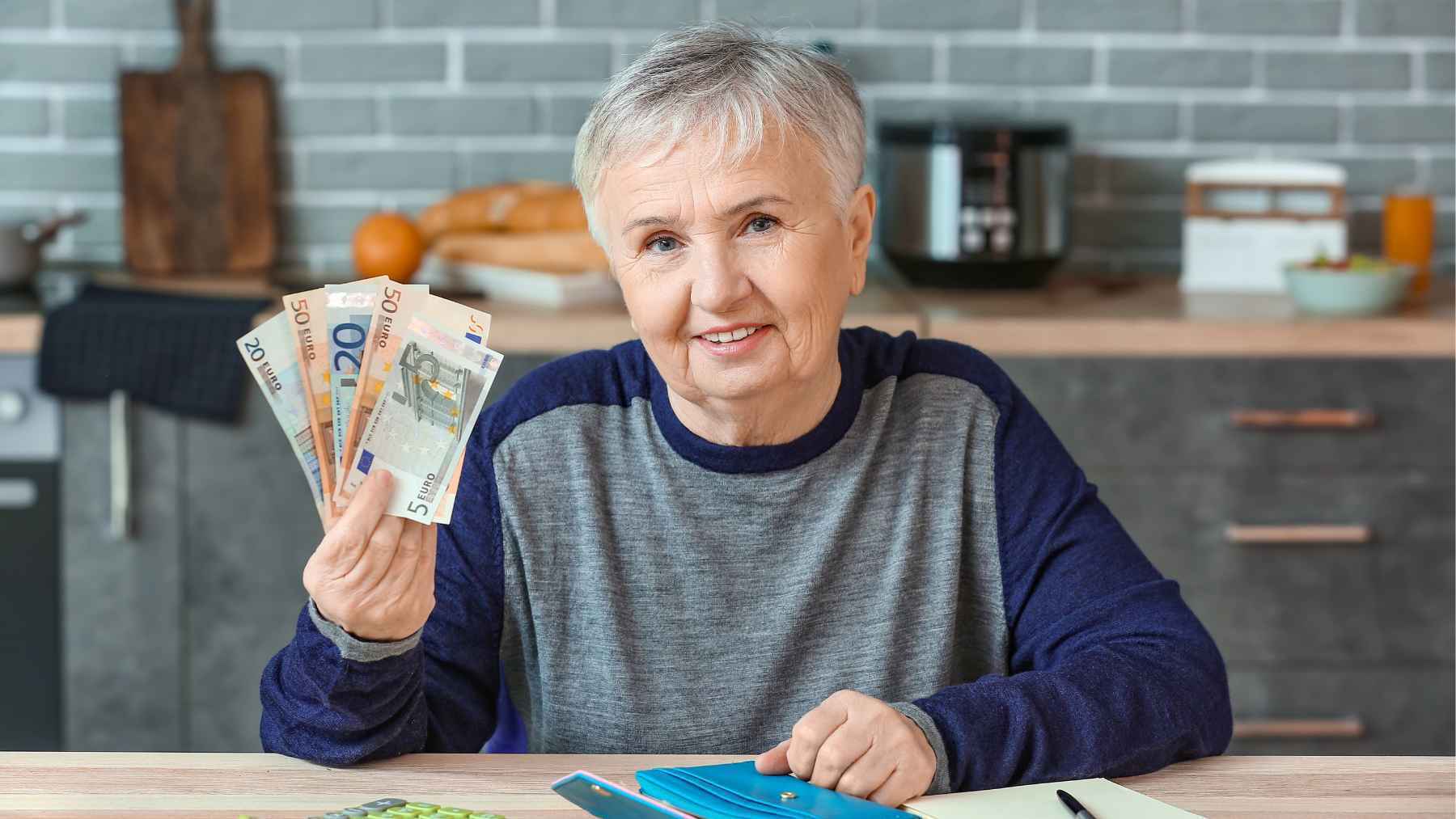 Una pensionista celebra el regalo extra de la Seguridad Social