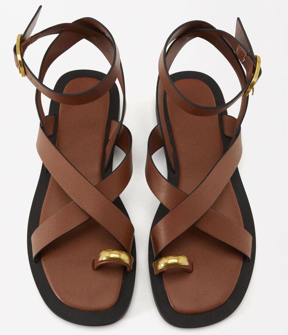 Las nuevas sandalias planas cruzadas con adorno metálico de Parfois