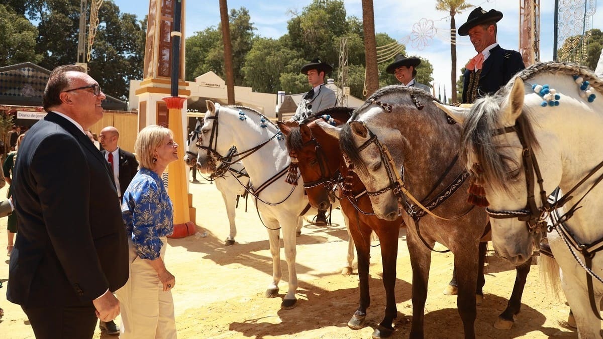 La alcaldesa María José García-Pelayo, junto al consejero de Turismo Arturo Bernal
