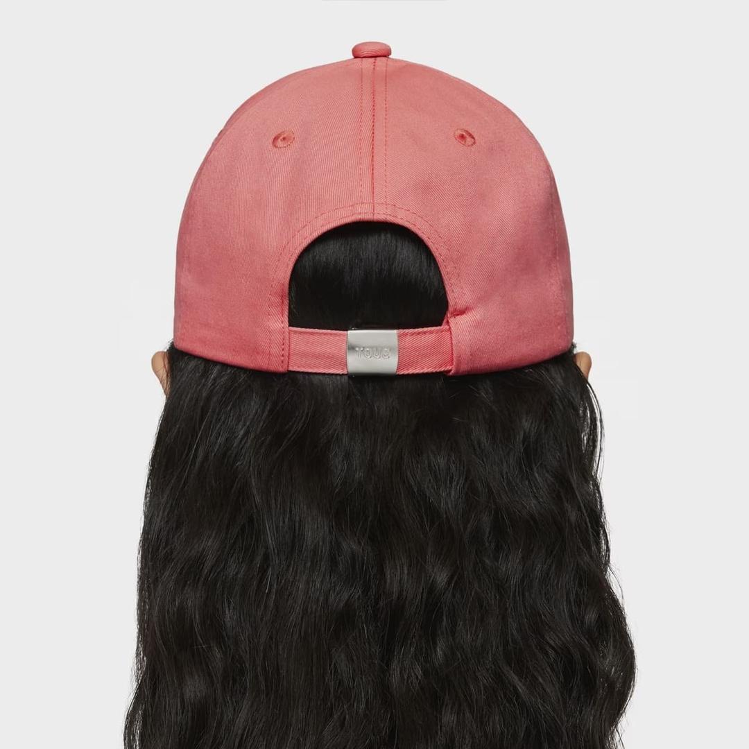 La nueva gorra color coral con logo de Tous