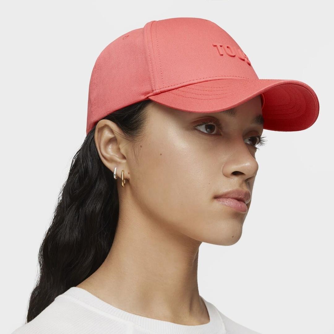 La nueva gorra color coral con logo de Tous
