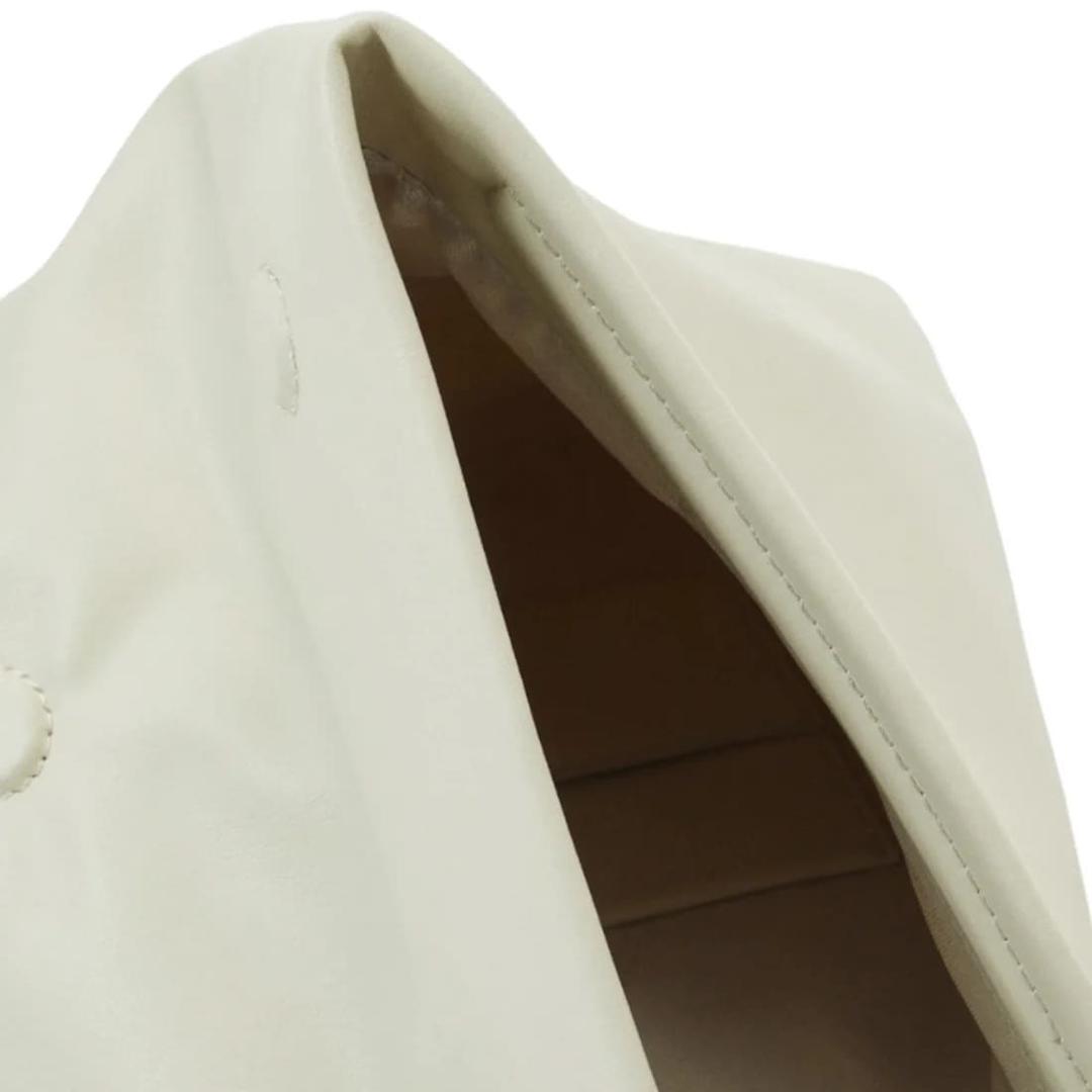 El bolso clutch geométrico con diseño característico de Calvin Klein