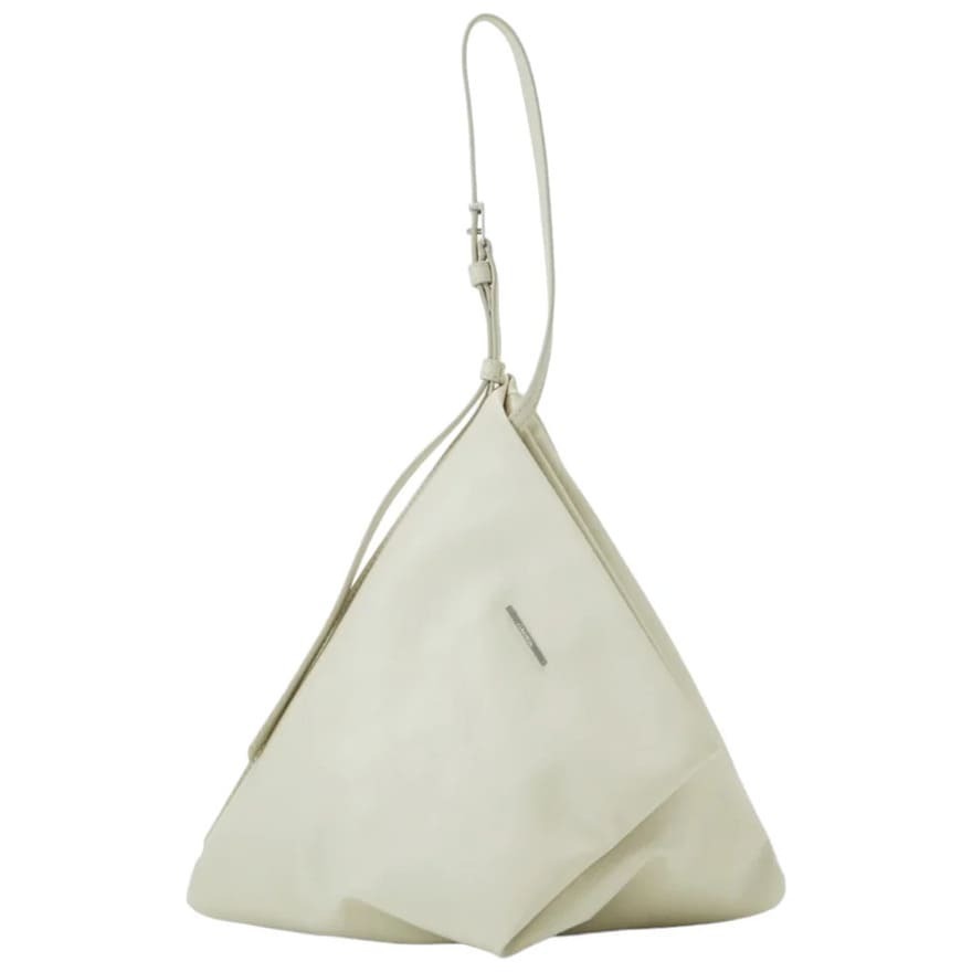 El bolso clutch geométrico con diseño característico de Calvin Klein