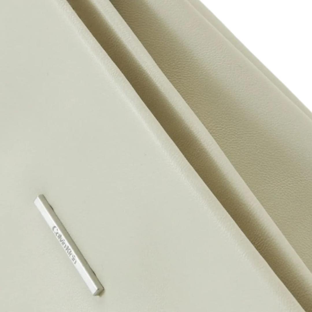 El bolso clutch geométrico con diseño característico de Calvin Klein