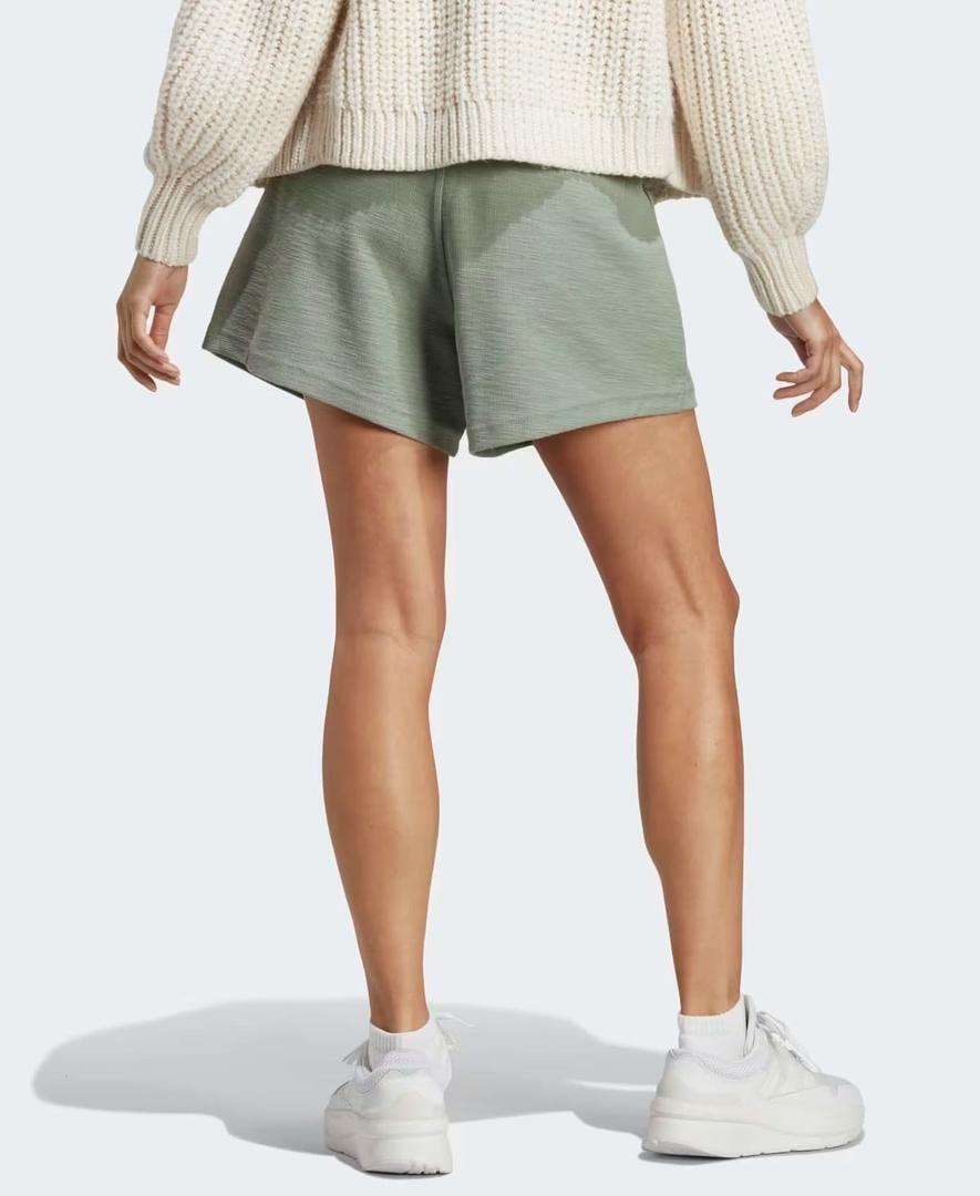 El pantalón corto Lounge Terry Loop de color verde de Adidas