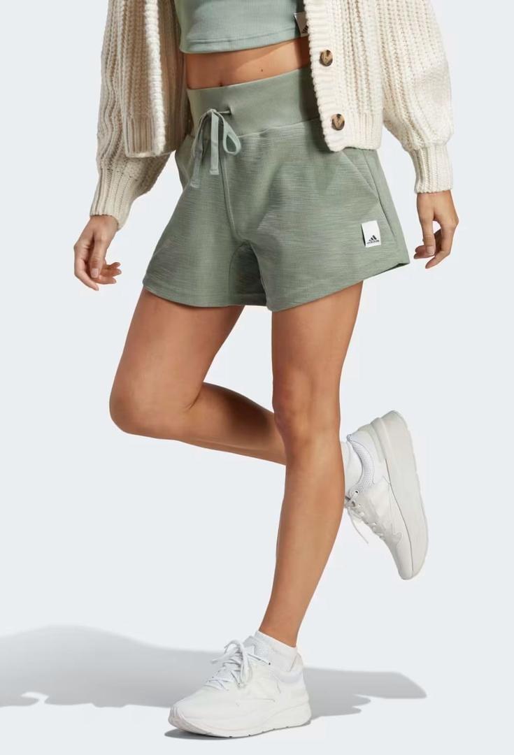 El pantalón corto Lounge Terry Loop de color verde de Adidas