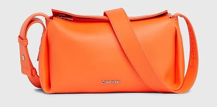 El bolso bandolera pequeña de color naranja de Calvin Klein
