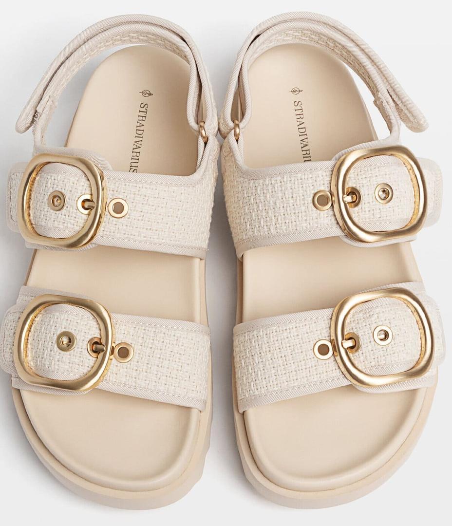 Las sandalias planas de mujer en tejido de color crudo de Stradivarius