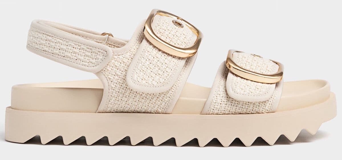 Las sandalias planas de mujer en tejido de color crudo de Stradivarius