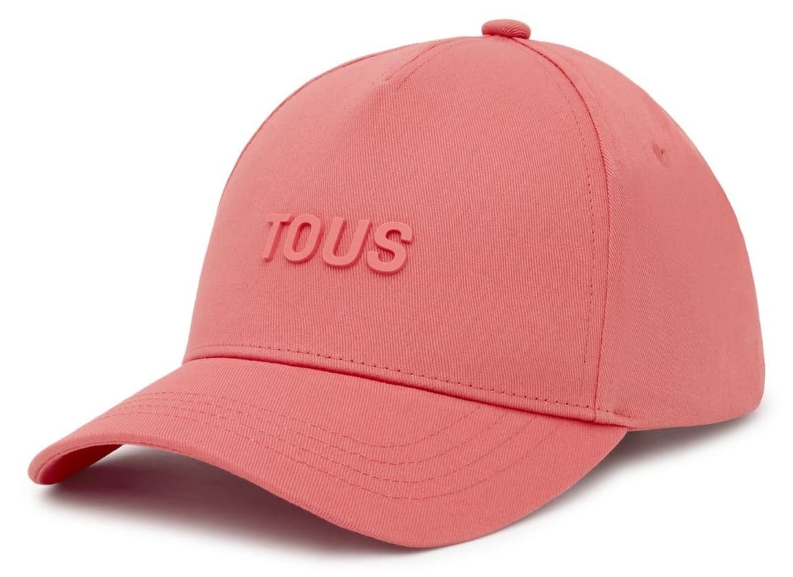 La nueva gorra color coral con logo de Tous