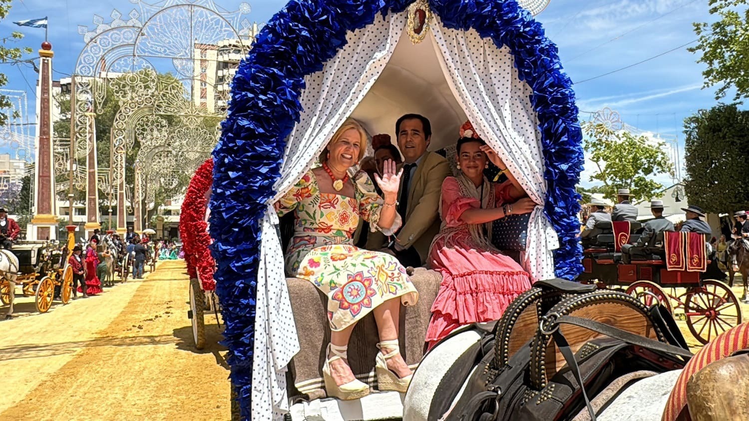 María José García-Pelayo, en el interior de una carreta junto con el consejero de Justicia José Antonio Nieto
