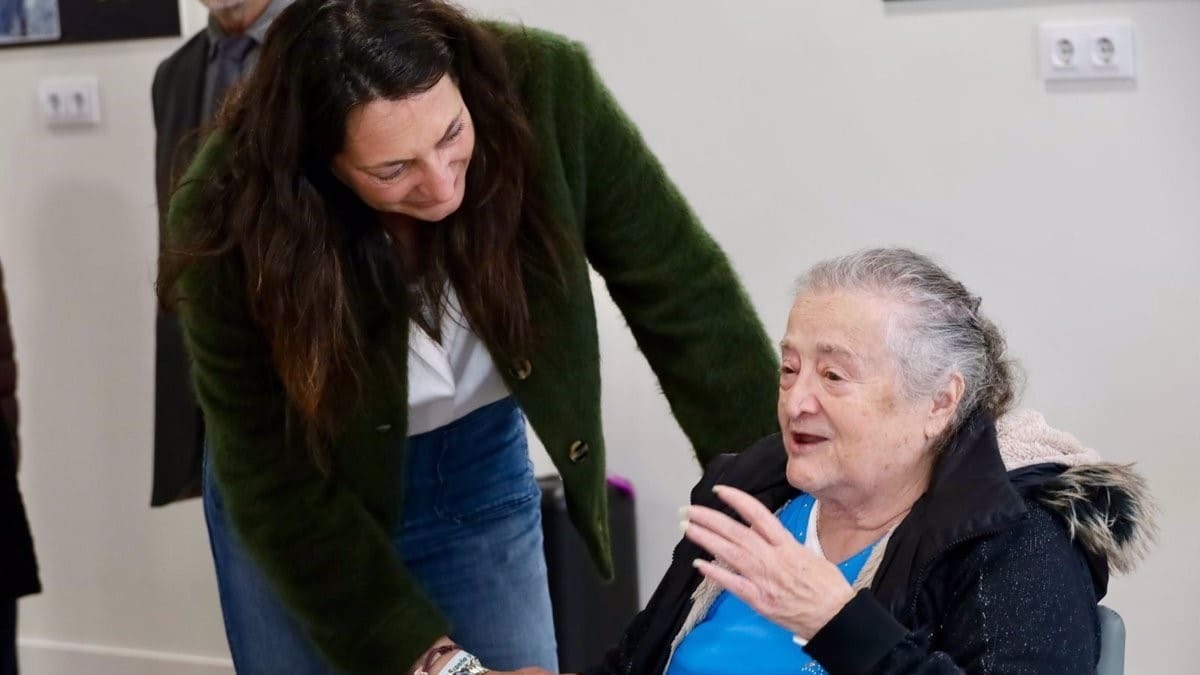 La consejera Loles López conversa con una mujer en una residencia