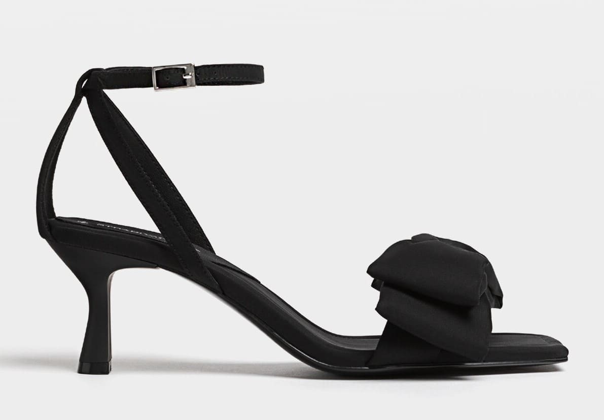 Sandalia de tacón con detalle de lazo