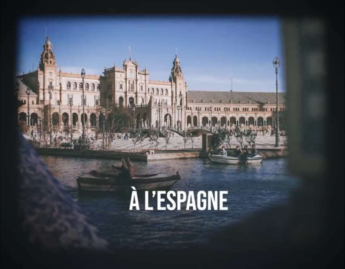 Postal de la Plaza de España en Sevilla mostrada por el presidente Macron