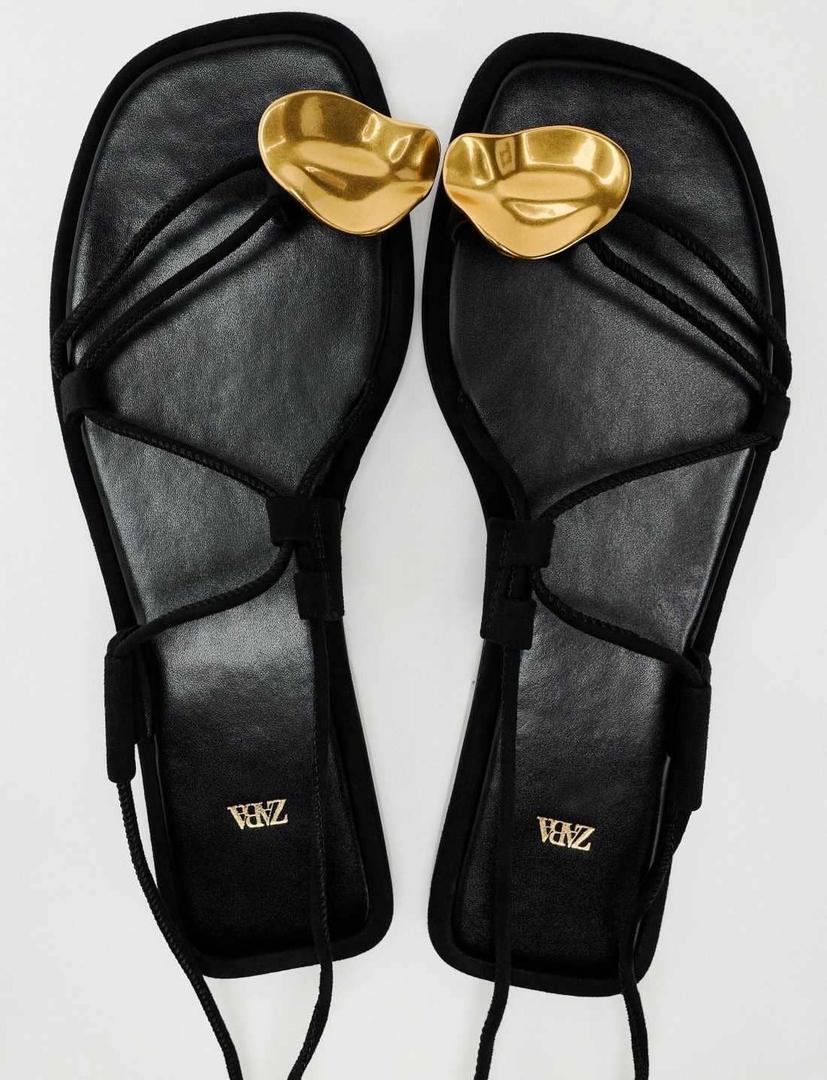 Sandalia plana adornos de Zara