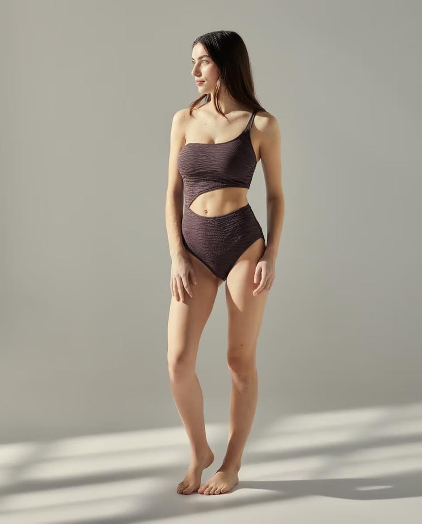 El bañador asimétrico de mujer en color marrón énfasis en El Corte Inglés