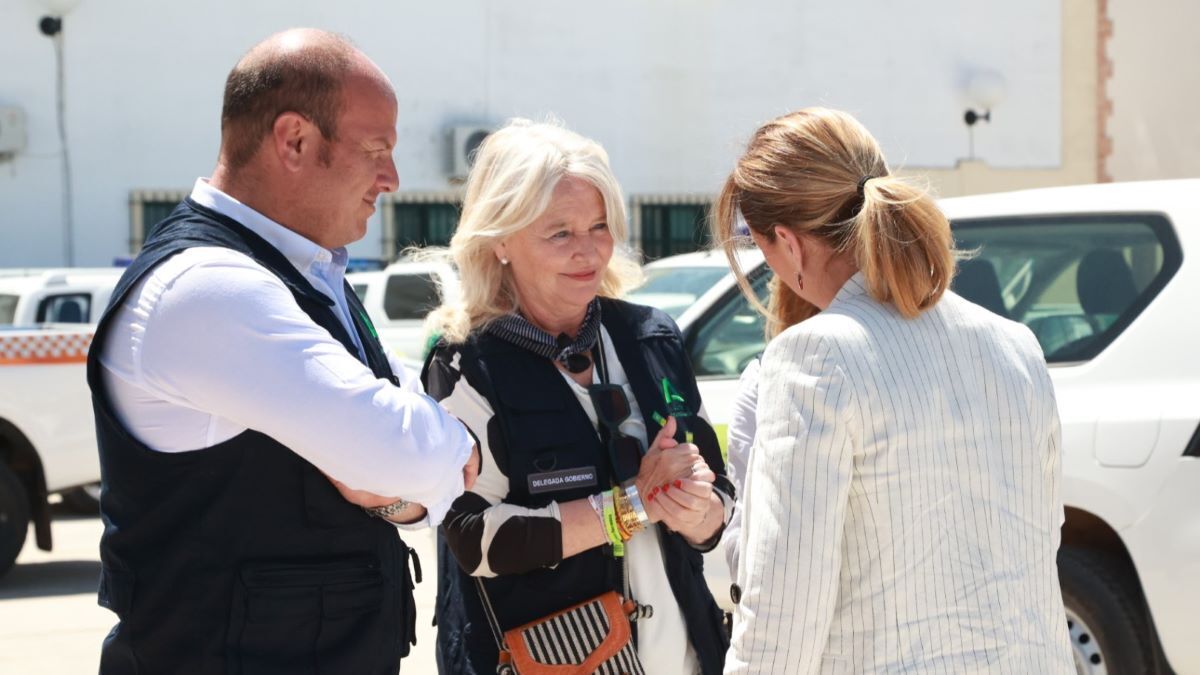 Mercedes Colombo y Almudena Martínez en el primer día del embarque de las hermandades del Rocío | Cristo García